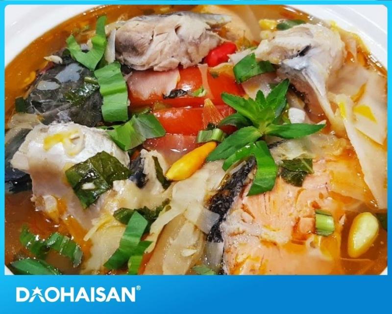 Bát canh cá hồi nấu măng chua nóng hổi, hấp dẫn